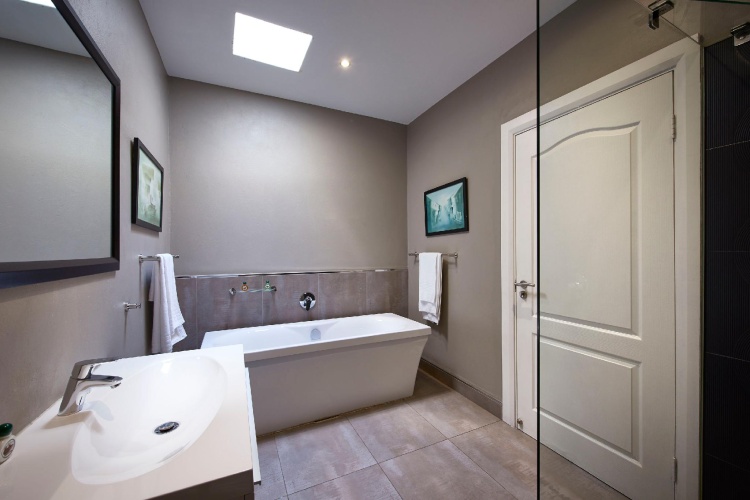 4 Bedrooms Villa