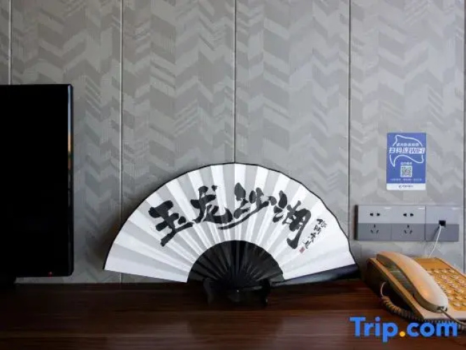 Yulong Shahu Container Hot Spring Hotel