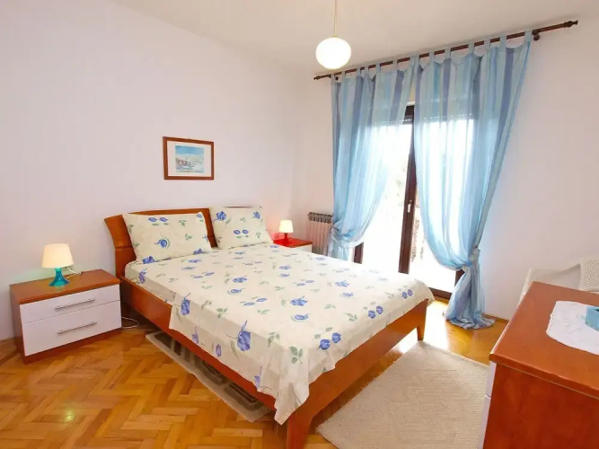 Apartment 711