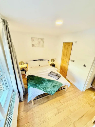 2 Bed House - Sleeps 4 - Parking - Wifi