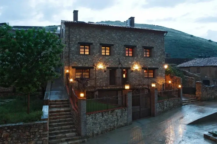 4 Bedrooms Cottage