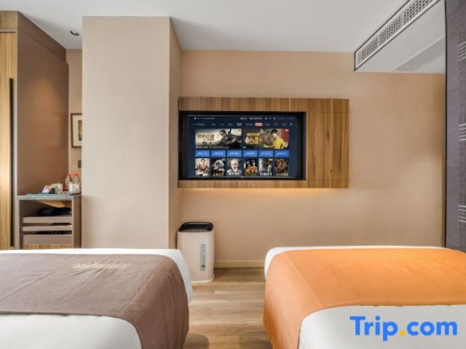 Standard Double room with street view