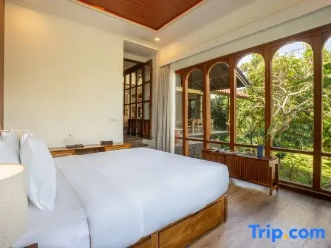 5 Bedrooms Villa