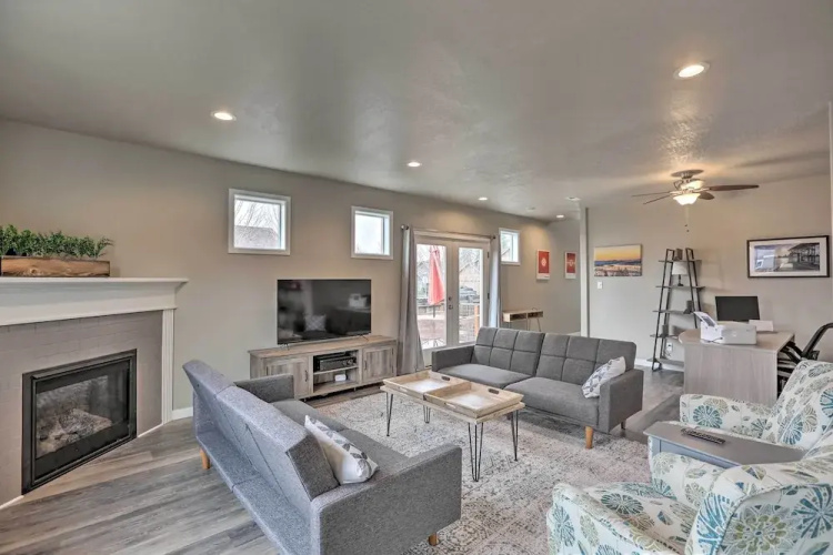 Chic Bend Home w/ Deck < 3 Mi to Downtown!