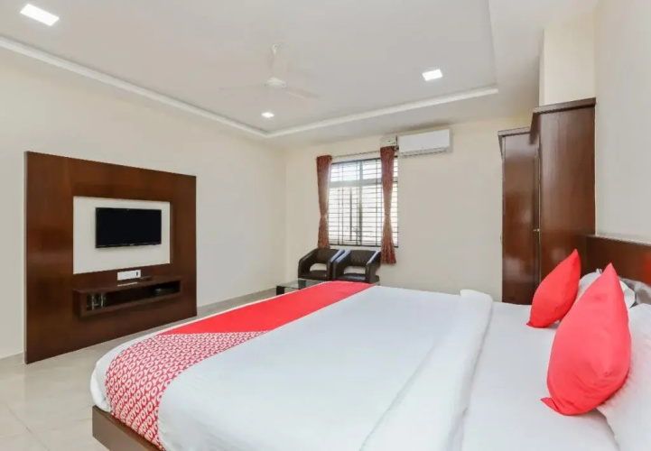 OYO 17106 Hotel Royal
