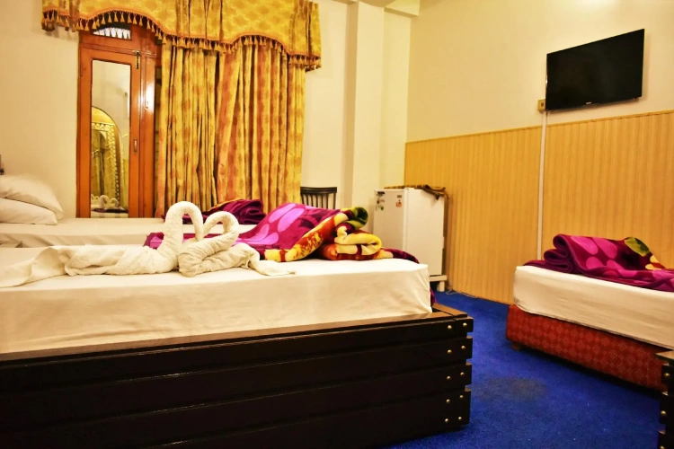 Standard Triple room