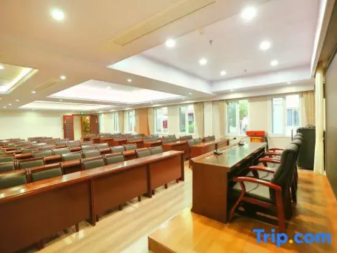 Yi Feng Business Hotel