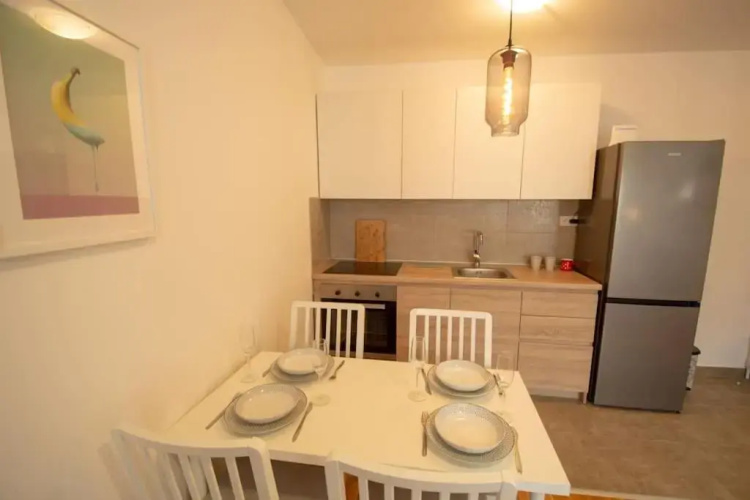 White Fields-Central 2-bdrm apartment with parking