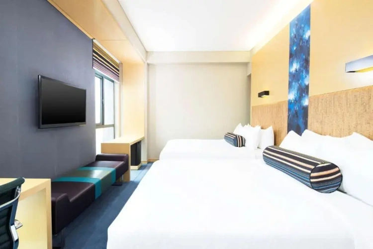 Standard Quadruple room with city view