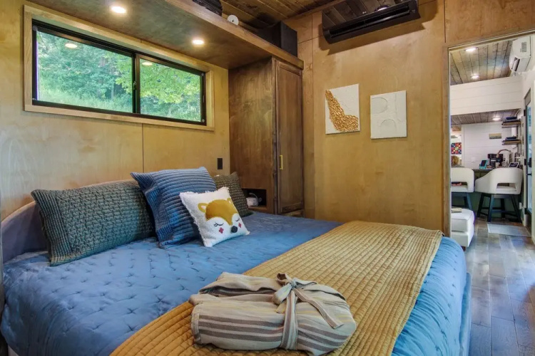 Upscale + Modern Tiny Cabin on Cane River!