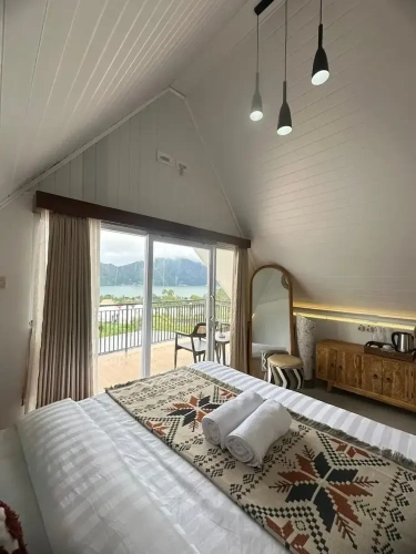 Deluxe room with balcony and with lake view