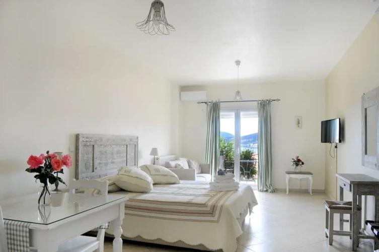 Studio with balcony and with sea view