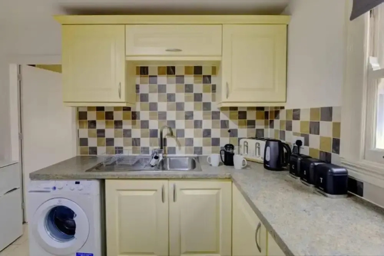 2 Bed Flat - Sleeps 5 - Pets - Parking - Wifi