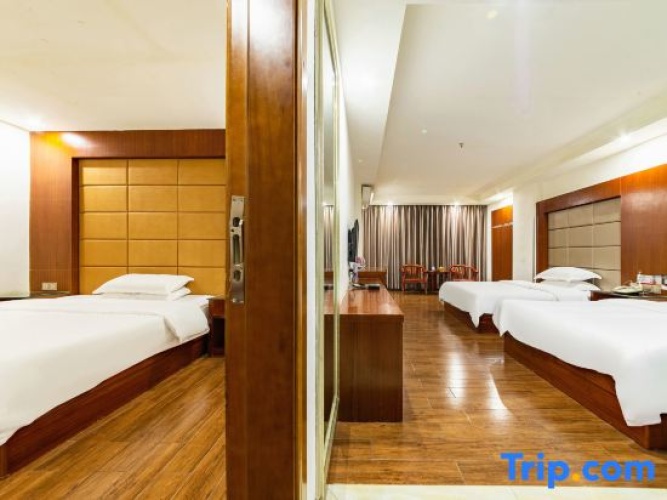 Business Quadruple Suite