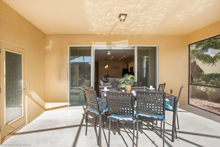 5 Bedrooms Villa