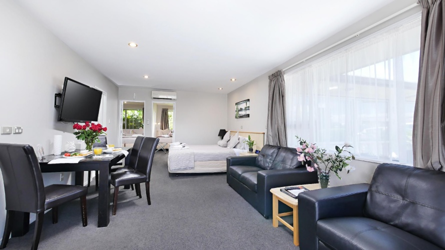 2 Bedrooms Apartment