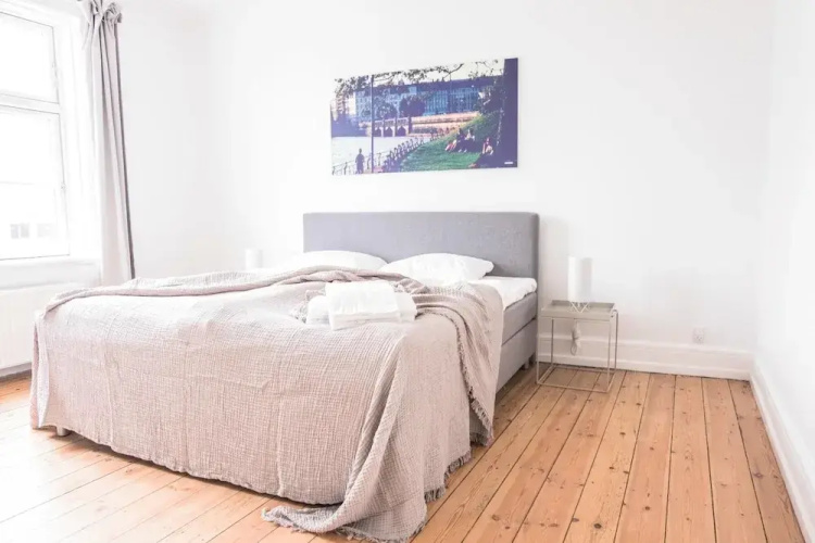 Beautiful 2-bed With Large Balcony
