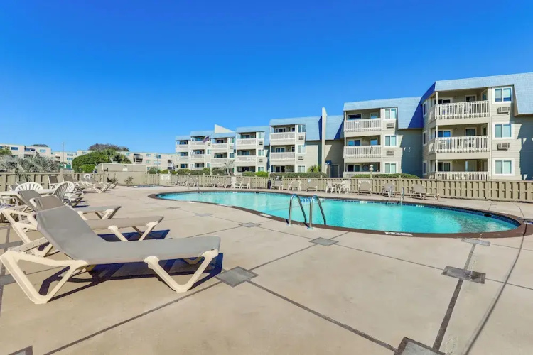 Steps to Sea! 3rd-floor Myrtle Beach Condo w/ Pool