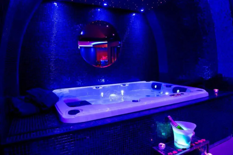 L'Insolite Spa Privatif ''Suite Luxueuse-Jacuzzi"
