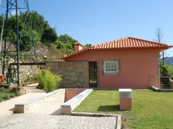 5 Bedrooms Cottage