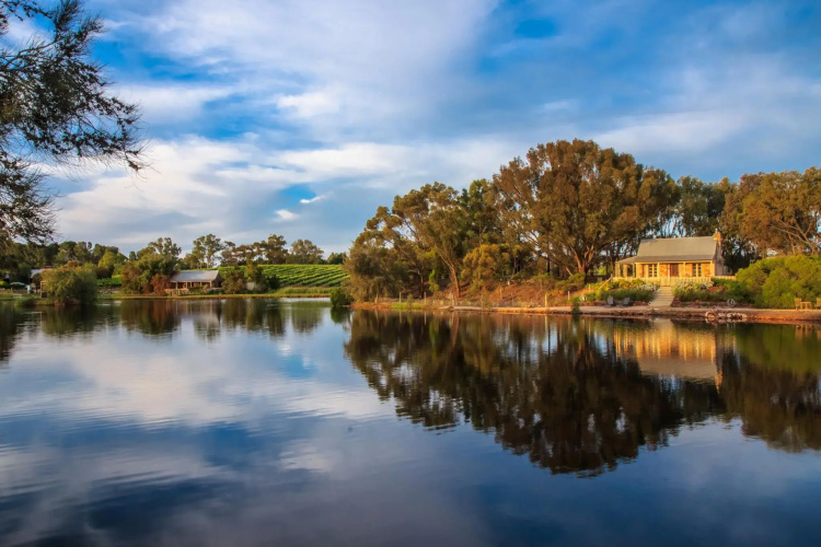 Stonewell Cottages & Vineyards