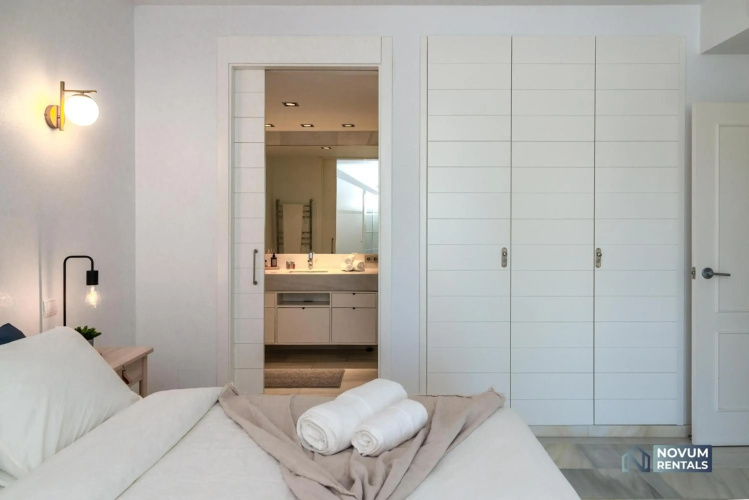 Modern 2 BDRM Apt with Sea Views and Pool