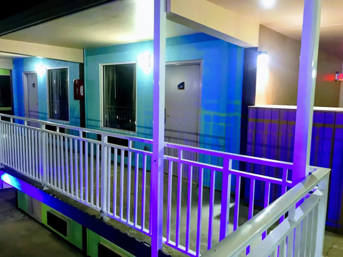 Tropical Inn & Suites