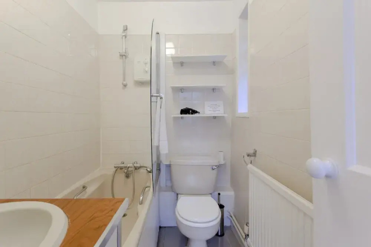 1 Bedroom Flat With Lofty Ceilings and Garden