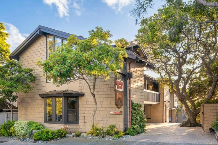 Carriage House Inn