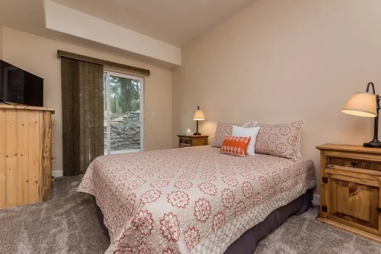 Mammoth Gateway Village 11