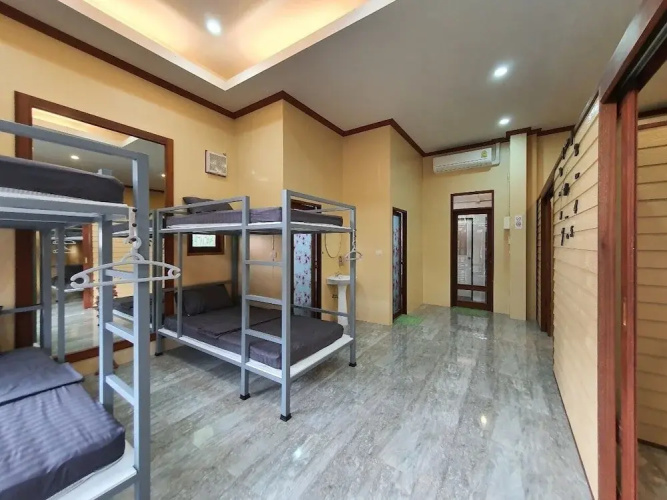 We Hostel Khaolak