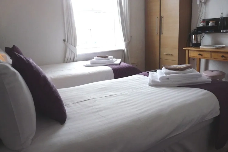 Standard Twin room with harbour view