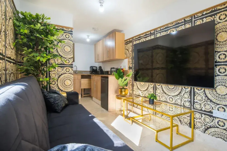 Luxury Versace 1 Bed, Hot Tub, Pool Table, Sky Tv