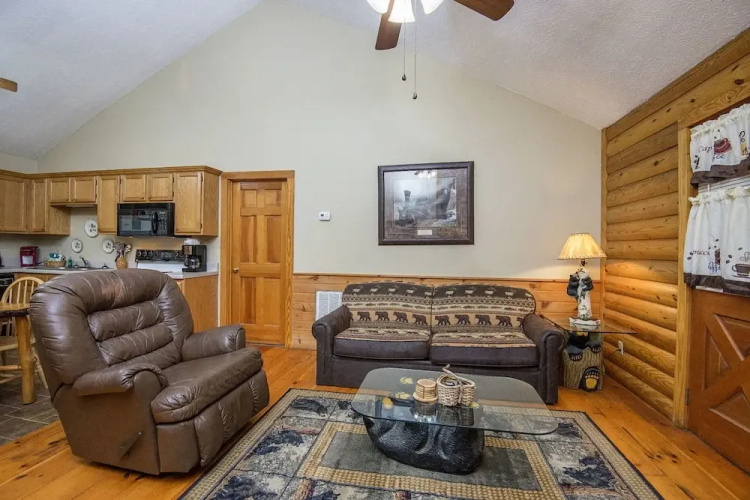 Hi-bear-nate by Eagles Ridge Resort