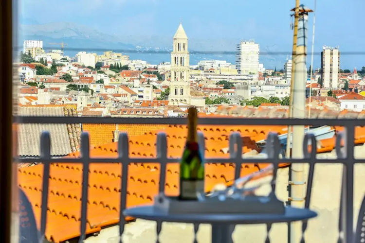 Split Summer Lounge Apartments