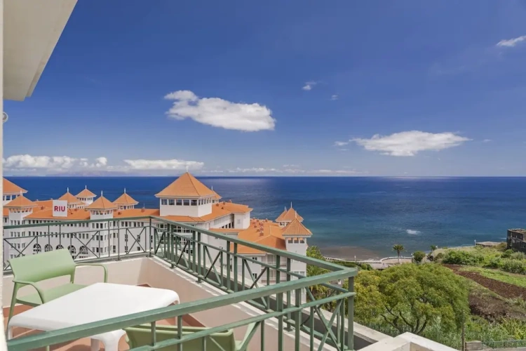 Apartment with balcony and with sea view