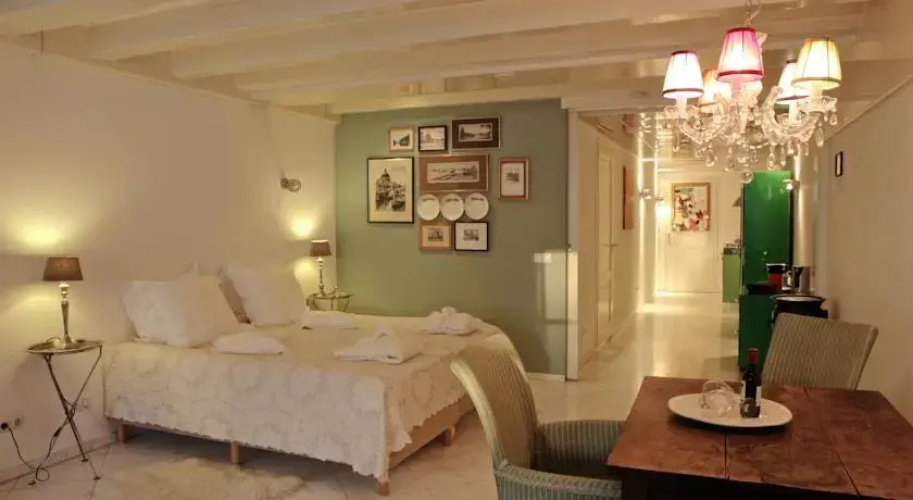 Bed & Kitchen