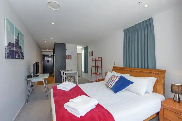 Colourful Bright Studio, Queens Resid, Pool & Gym