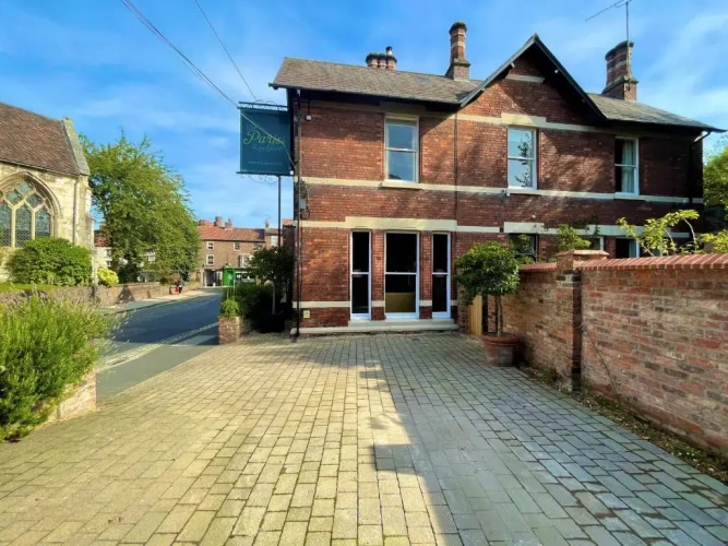 4 Bedrooms Cottage