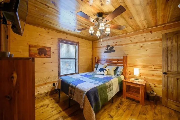 Whitetail Retreat Cabin for 13!