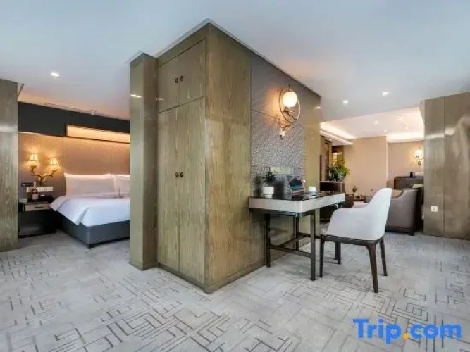 Deluxe Suite