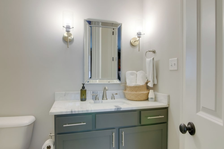 Hot Tub + Pool Table! Walkable Stay in Midtown MEM