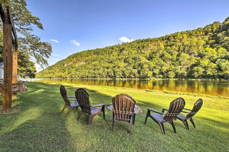 Cozy Waterfront Cottage w/ Deck on White River!