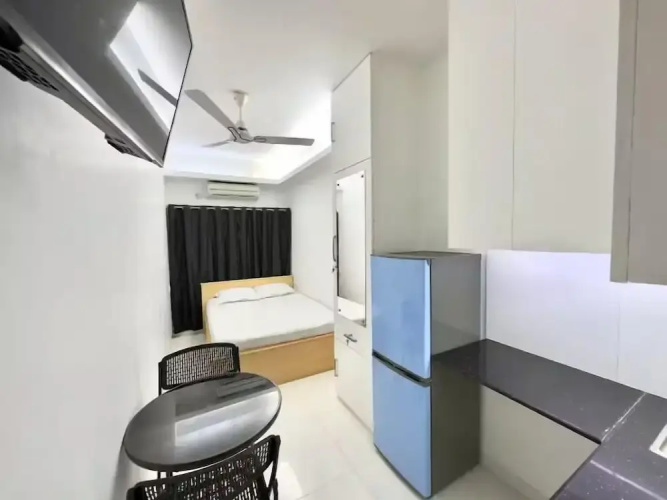 250 sqft 2 Studio Apt Pool and Sauna