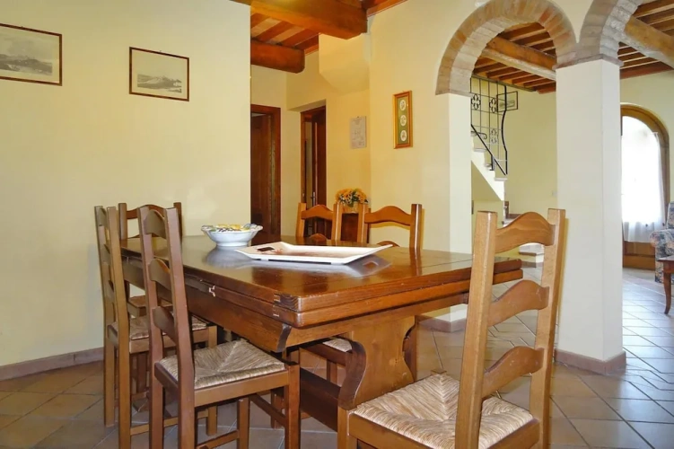 4 Bedrooms Apartment