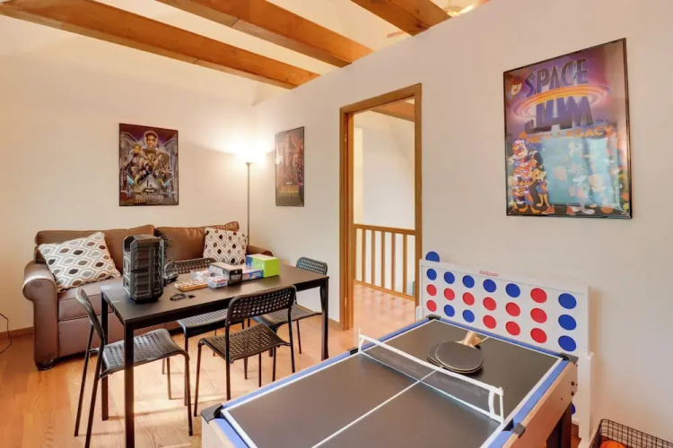 Poconos Cabin: Serene Deck, Fire Pit & Game Room