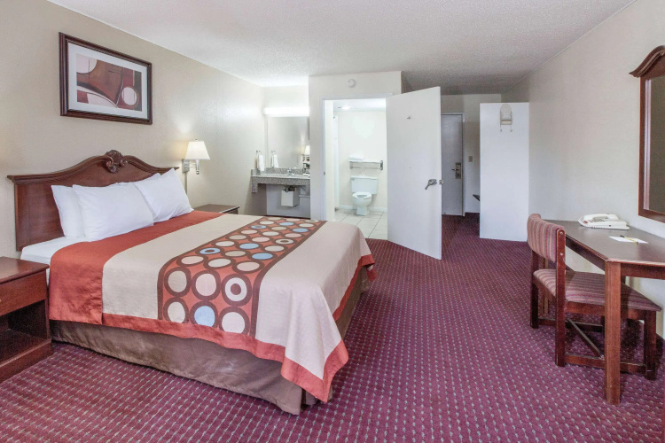 Super 8 by Wyndham Clinton