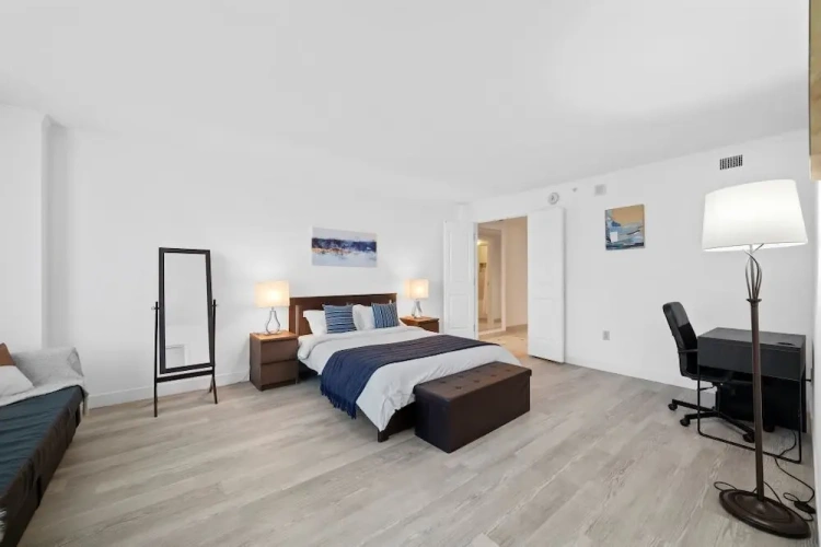 4 Bedrooms Apartment