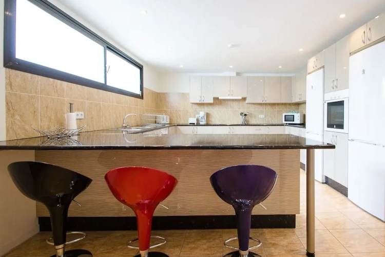 4 Bedrooms Villa