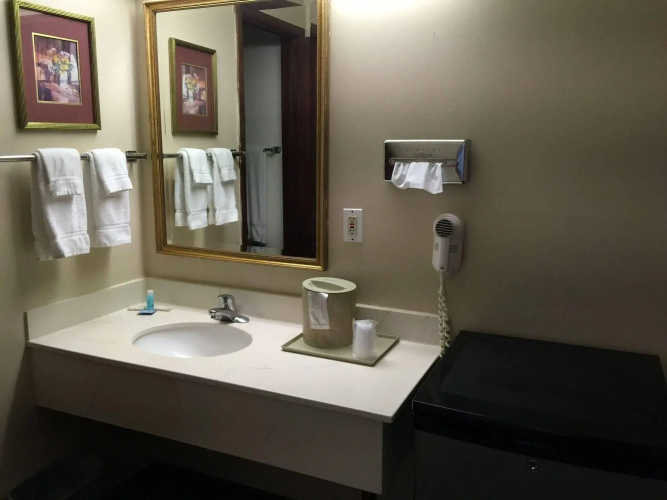 Crest Country Inn